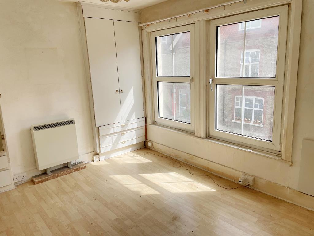 Lot: 4 - TERRACE HOUSE IN NEED OF REFURBISHMENT - Front bedroom overlooking road